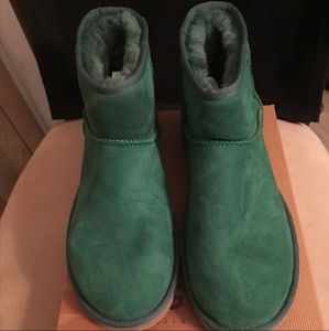 PRE-LOVED AUTHENTIC UGG CLASSIC RUSTIC SHORT BOOT